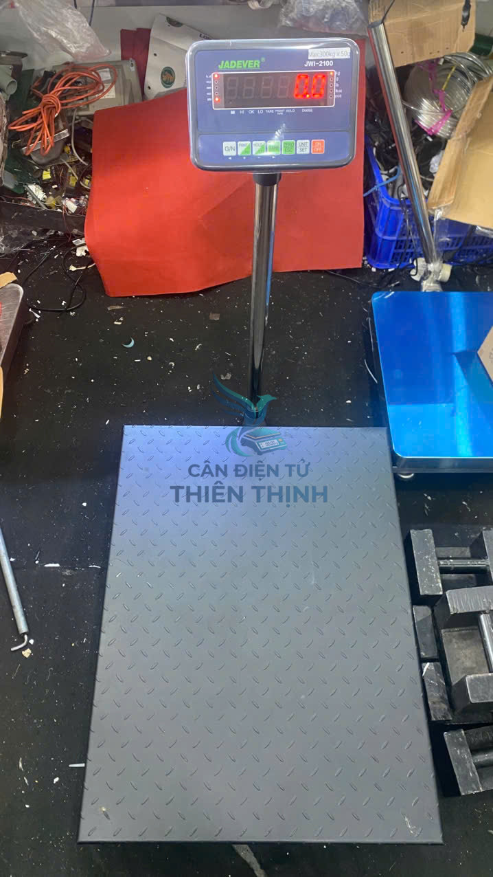Cân bàn điện tử kích thước 60cm x 80cm, mặt bàn làm bằng thép. Cân bàn điện tử kích thước 60cm x 80cm, mặt bàn làm bằng thép gân