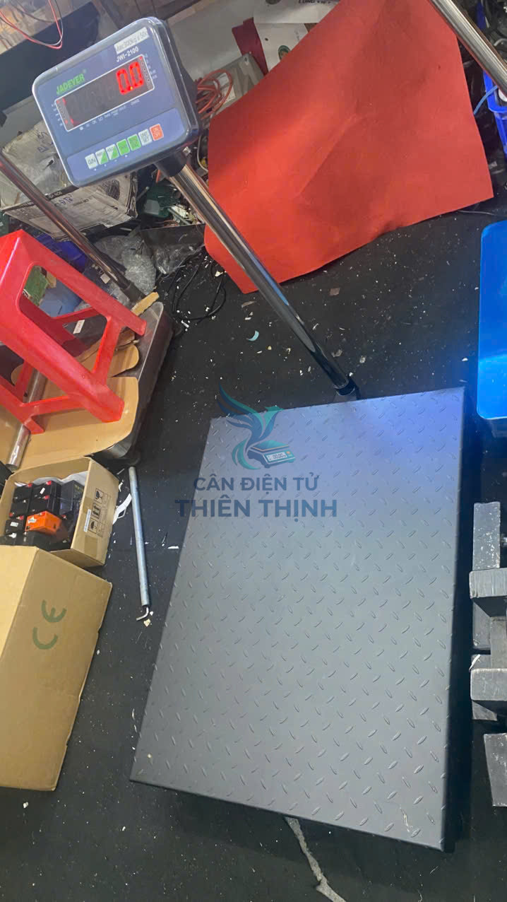Cân bàn điện tử kích thước 60cm x 80cm, mặt bàn làm bằng thép. Cân bàn điện tử kích thước 60cm x 80cm, mặt bàn làm bằng thép gân
