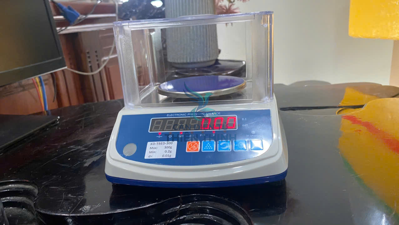 Cân trọng lượng có chức năng đếm mẫu sản phẩm. Cân phục vụ cho công việc đếm mẫu để đóng gói nguyên vật phụ liệu cho các ngành nghề may mặc, cấp phát các nguyên phụ liệu có trọng lượng nhỏ trong sản xuất và kinh doanh.