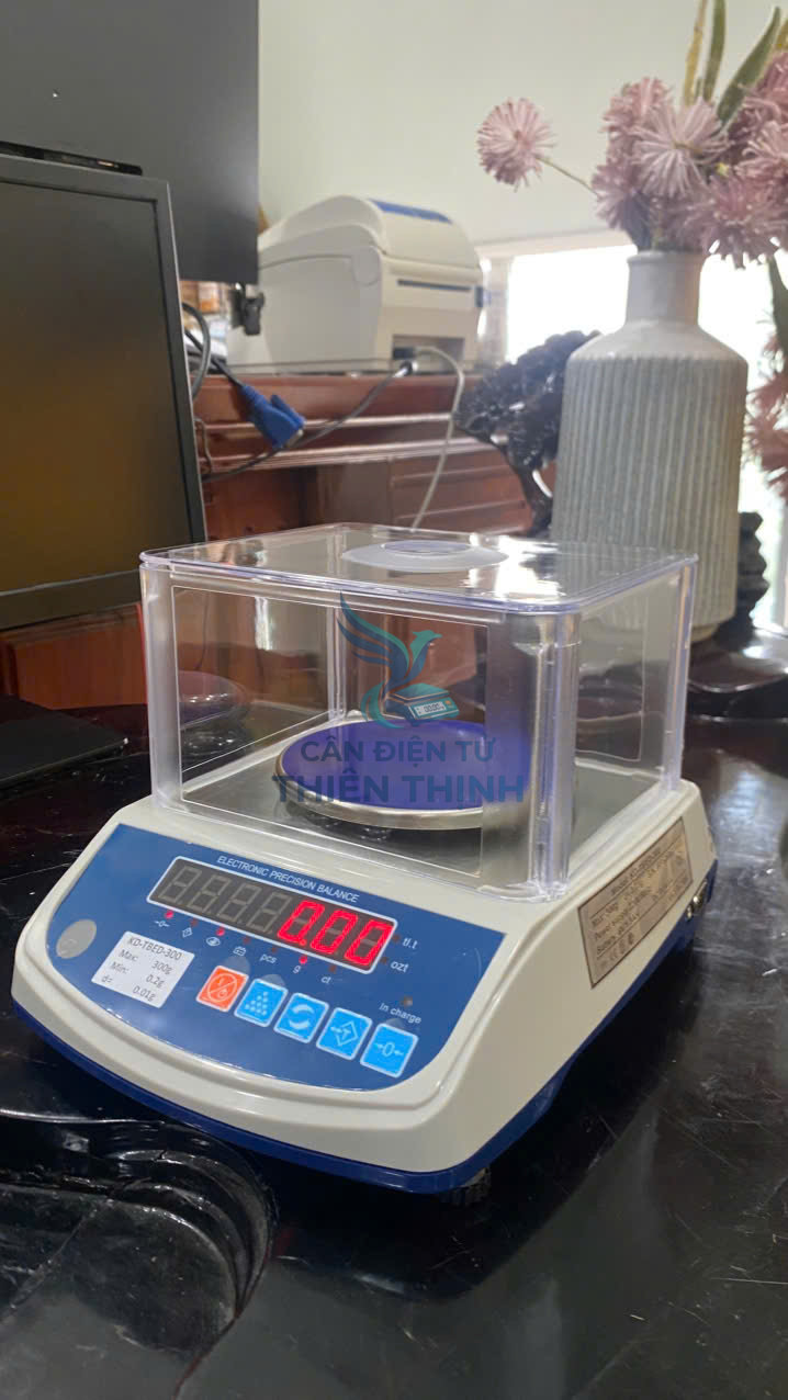 Cân trọng lượng có chức năng đếm mẫu sản phẩm. Cân phục vụ cho công việc đếm mẫu để đóng gói nguyên vật phụ liệu cho các ngành nghề may mặc, cấp phát các nguyên phụ liệu có trọng lượng nhỏ trong sản xuất và kinh doanh.