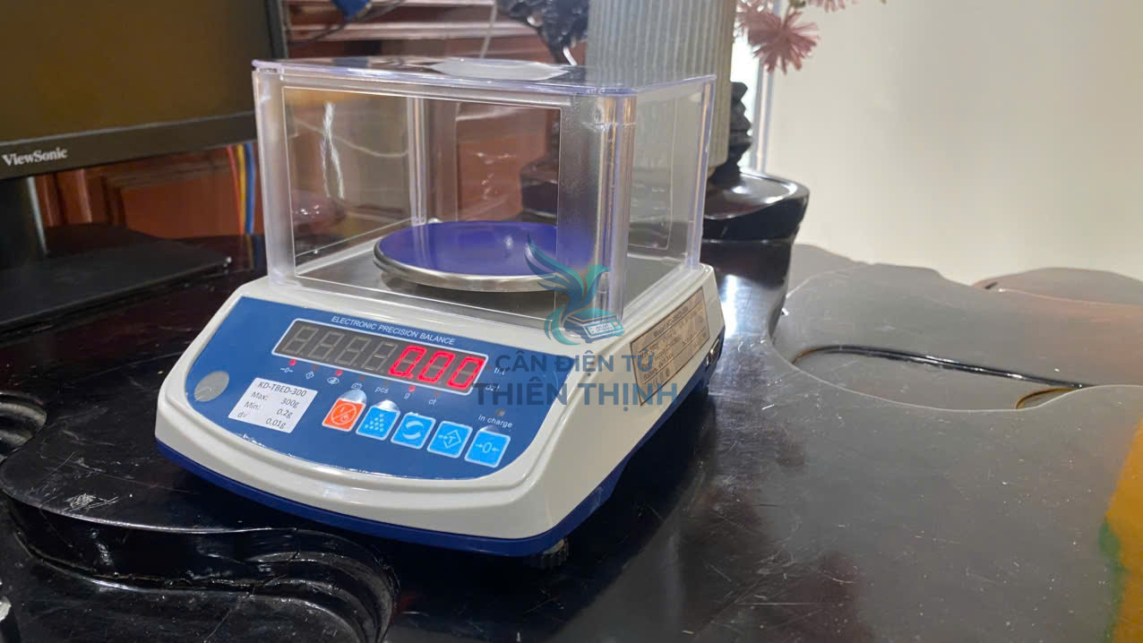 Cân trọng lượng có chức năng đếm mẫu sản phẩm. Cân phục vụ cho công việc đếm mẫu để đóng gói nguyên vật phụ liệu cho các ngành nghề may mặc, cấp phát các nguyên phụ liệu có trọng lượng nhỏ trong sản xuất và kinh doanh.