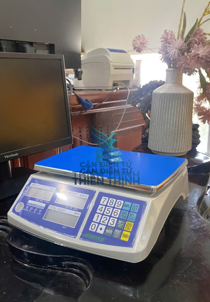Cân JCQ - Dòng cân điện tử vừa có chức năng cân trọng lượng vừa có chức năng đếm mẫu sản phẩm nguyên phụ liệu phục vụ cho công việc trong các lĩnh vực công nghiệp dịch vụ và thương mai.