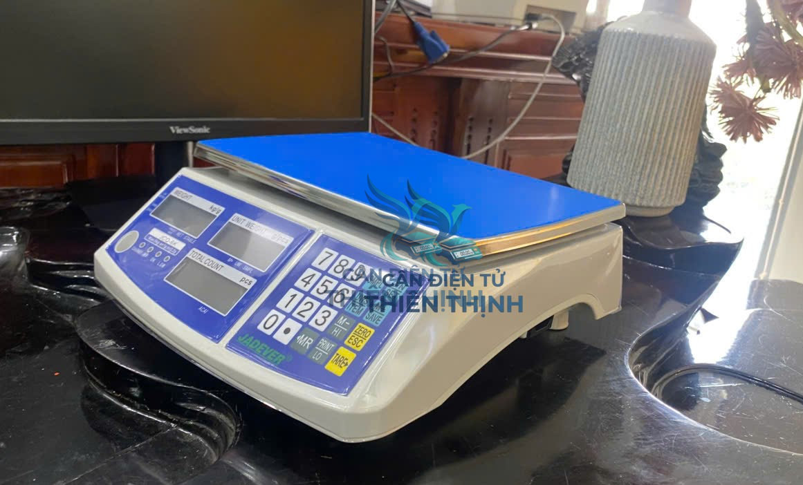 Cân JCQ - Dòng cân điện tử vừa có chức năng cân trọng lượng vừa có chức năng đếm mẫu sản phẩm nguyên phụ liệu phục vụ cho công việc trong các lĩnh vực công nghiệp dịch vụ và thương mai.