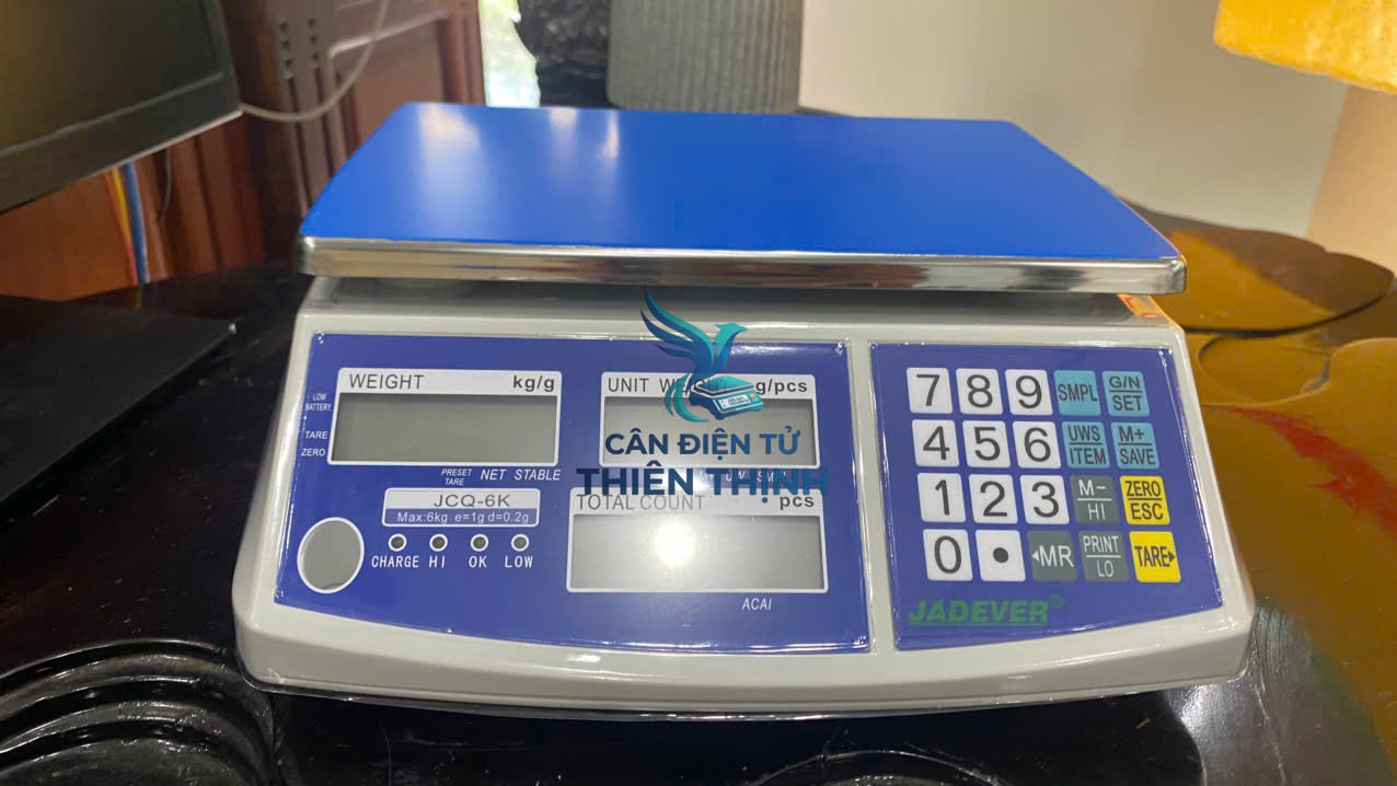 Cân JCQ - Dòng cân điện tử vừa có chức năng cân trọng lượng vừa có chức năng đếm mẫu sản phẩm nguyên phụ liệu phục vụ cho công việc trong các lĩnh vực công nghiệp dịch vụ và thương mai.