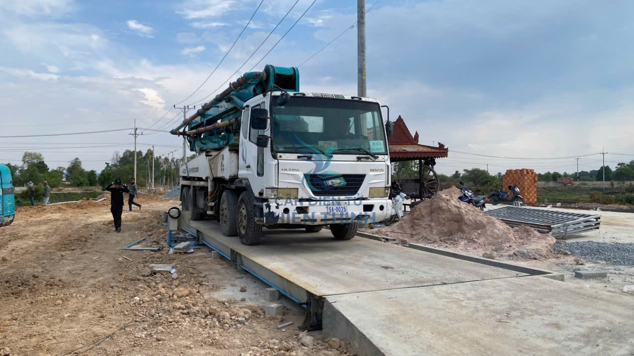 Di dời, lắp đặt cân ô tô 120 tấn cho khách hàng tại Cambuchia. Sử dụng hệ thống thiết bị cân điện tử kỹ thuật số để truyền tải tín