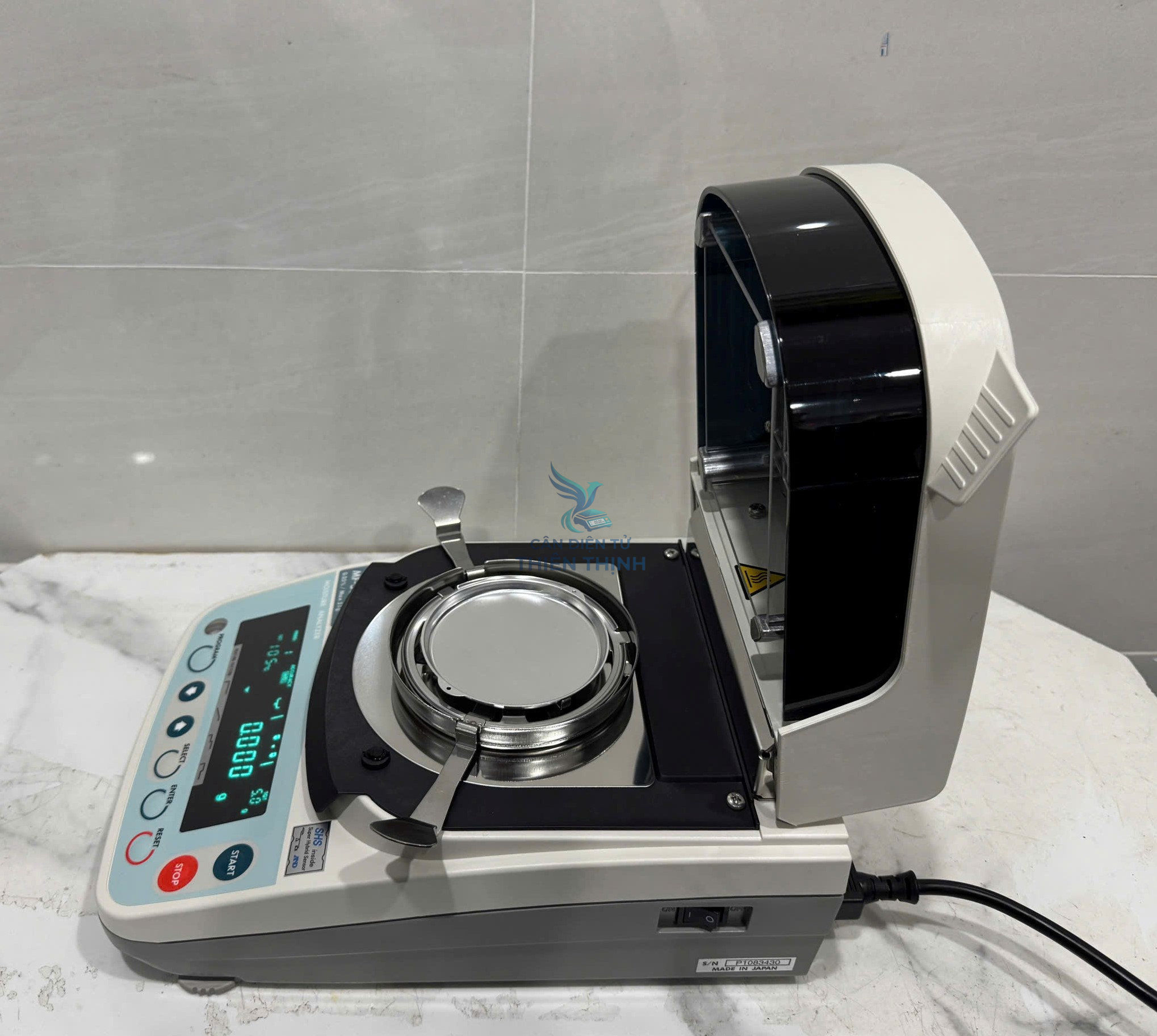 Cân sấy ảm AND MF - 50 là một trong những trợ thủ đắc lực để xác định độ ẩm của mẫu sản phẩm nguyên phụ liệu hiện nay.