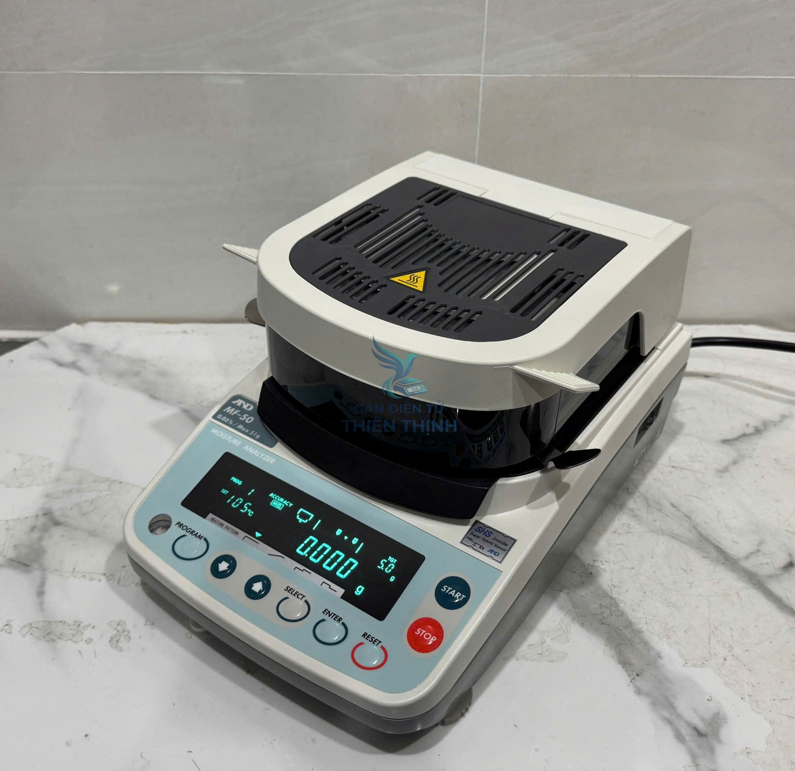 Cân sấy ảm AND MF - 50 là một trong những trợ thủ đắc lực để xác định độ ẩm của mẫu sản phẩm nguyên phụ liệu hiện nay.