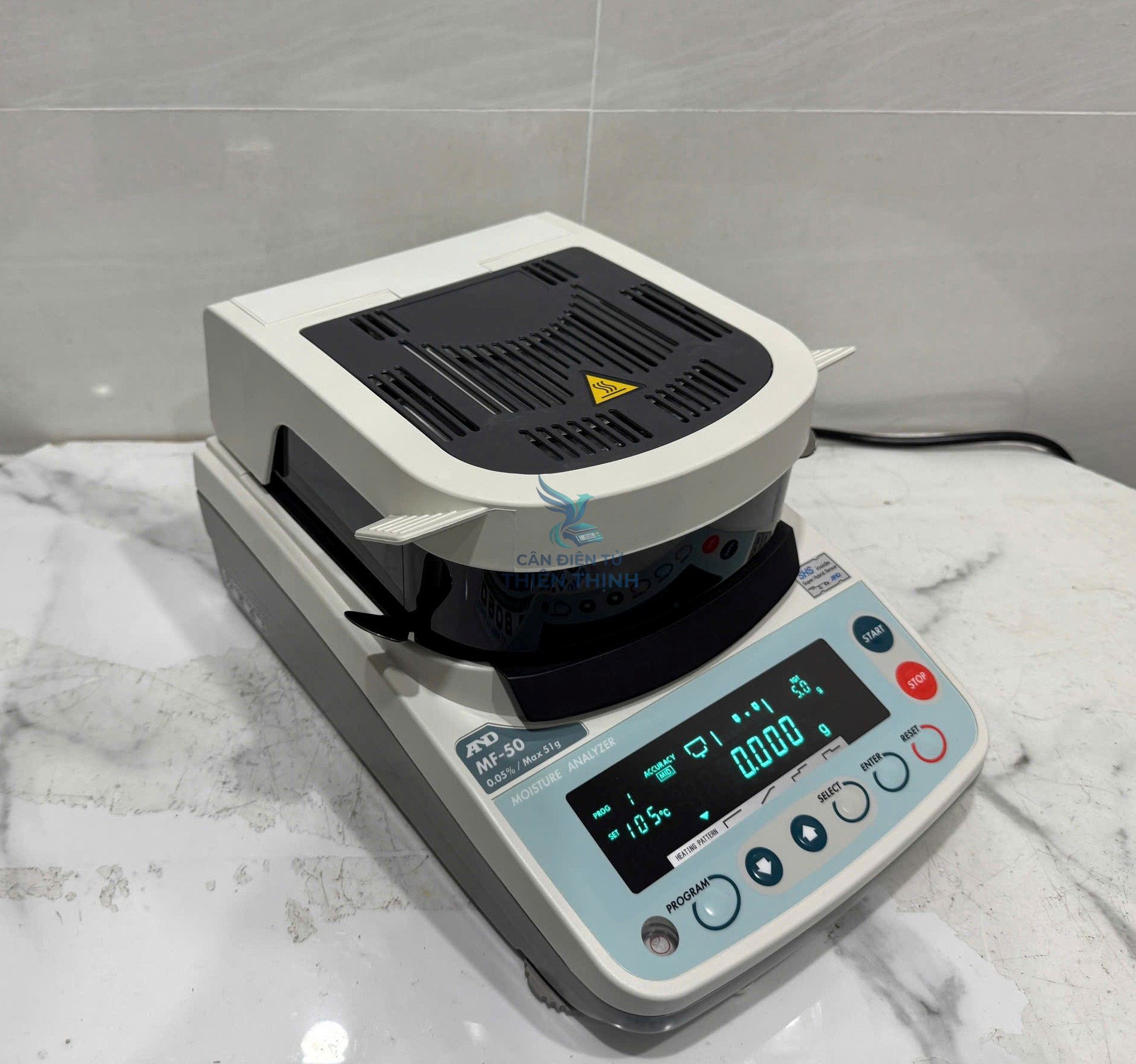 Cân sấy ảm AND MF - 50 là một trong những trợ thủ đắc lực để xác định độ ẩm của mẫu sản phẩm nguyên phụ liệu hiện nay.