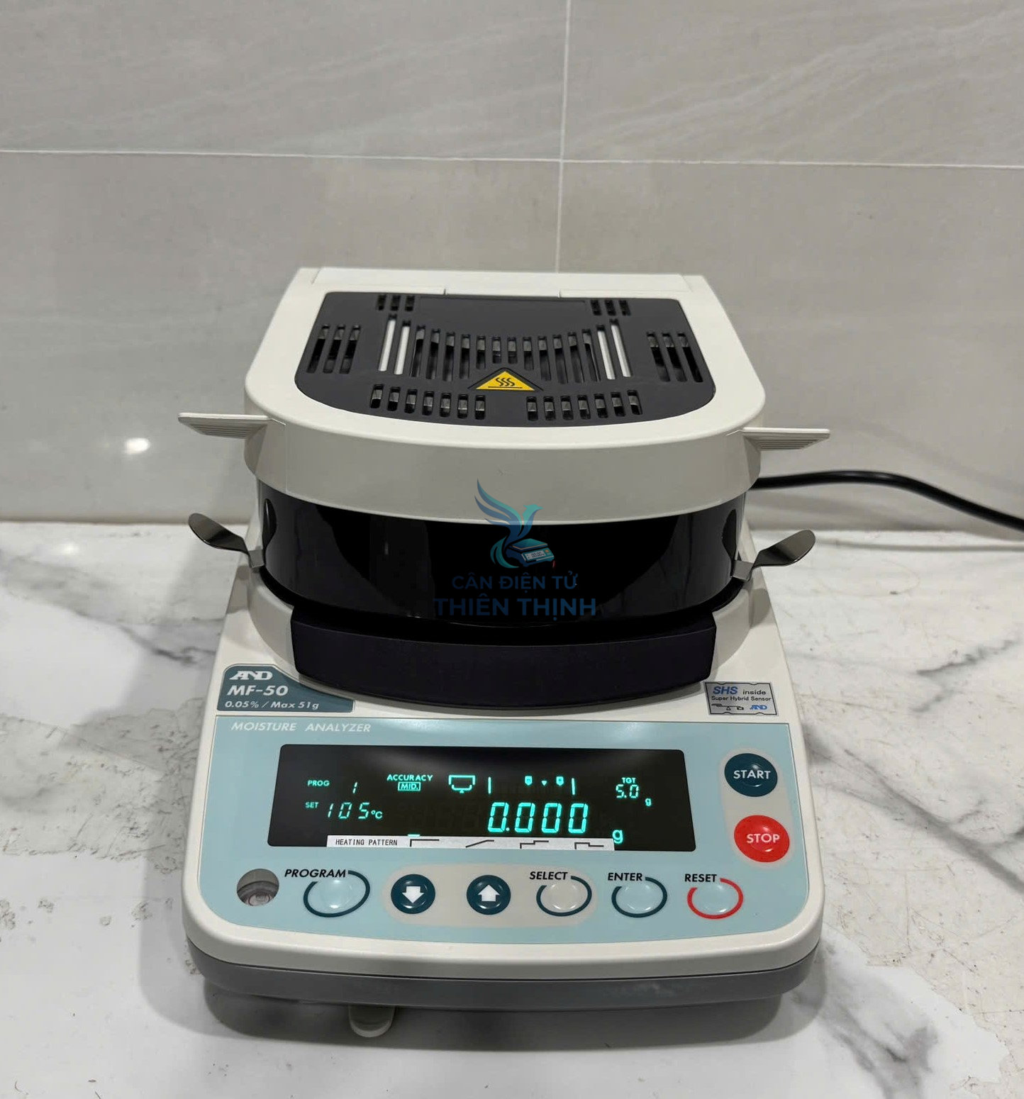 Cân sấy ảm AND MF - 50 là một trong những trợ thủ đắc lực để xác định độ ẩm của mẫu sản phẩm nguyên phụ liệu hiện nay.
